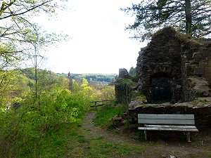 Bei der Burgruine Hohenberneck und der Marienkapelle