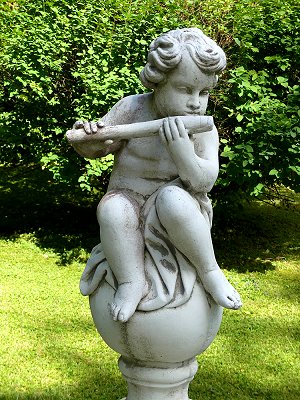 Flötespielende Muse Euterpe, oder doch ein Putto?