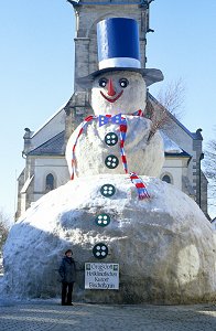 Der große Schneemann "Jakob" in Bischofsgrün