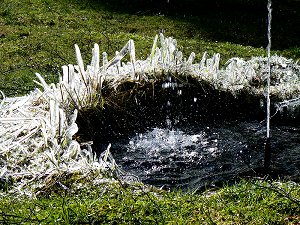 Eiskristalle am Springbrunnen