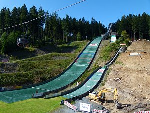 Ski-Sprungschanze mit Sommerbelag