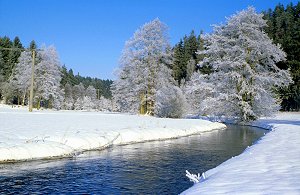 Der Fluss Eger bei Neudorf im Winter