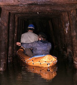 Mit dem Schlauchboot im historischen Bergwerksstollen