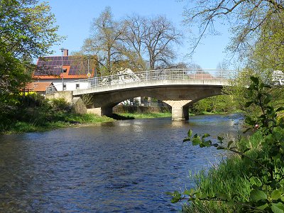 Die historische Mainbrücke mit Sandsteinbögen