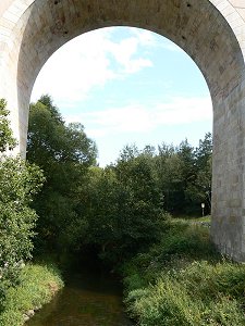 Die Eger unter der Eisenbahnbrücke