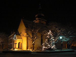 Die evangelische Kirche Marktleuthen in der Vorweihnachtszeit