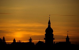 Sonnenuntergang hinter Kirche und Rathaus