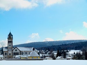 Die katholische Pfarrkirche St. Johannes im Winter