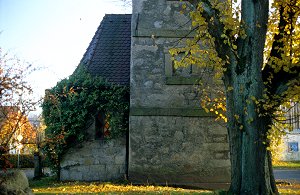 Turm der alten Pfarrkirche in Mehlmeisel mit Kapelle