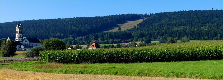 Markante Punkte Mehlmeisels: Die Pfarrkirche St. Johannes, die Skiabfahrt und der Klausenturm