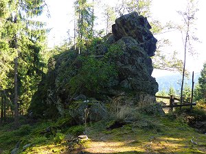 Der Rotenfels (Rothenfels) im Ahornberger Forst über dem Flötztal