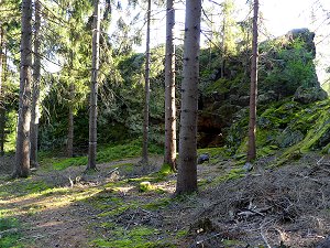 Der Rotenfels (Rothenfels) im Ahornberger Forst über dem Flötztal