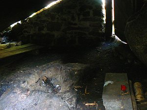 Prinzenhöhle mit Feuerstelle und Sitzbänken