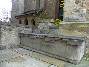 Brunnen vor der evangelischen Kirche in Rehau