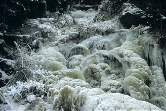 Eis-Kaskaden am Thus-Wasserfall bei Röslau