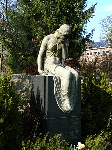Granit-Statue auf dem Röslauer Friedhof