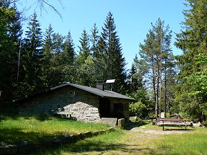 Altes Steinbruchgebäude als Bergwachthütte