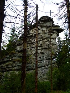 Felsen mit Gipfelkreuz auf dem Rudolfstein bei Weißenstadt im Fichtelgebirge