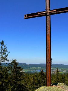 Am Gipfelkreuz auf dem Rudolfstein