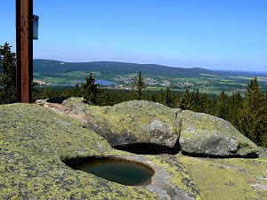 Felsen mit Gipfelkreuz auf dem Rudolfstein bei Weißenstadt im Fichtelgebirge