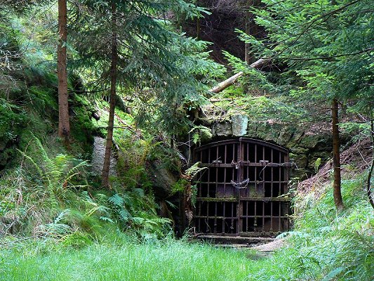 Stolleneingang des historischen Uranbergwerks am Rudolfstein bei Weißenstadt