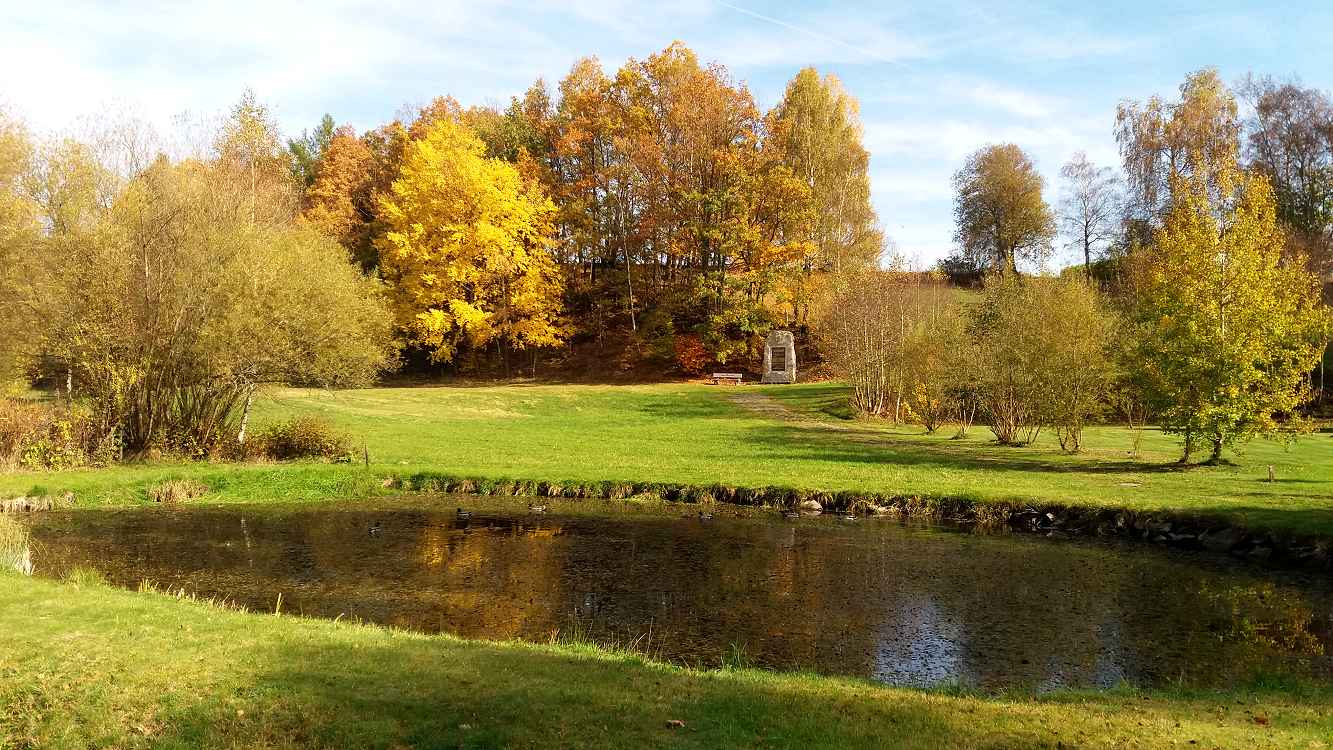 Das Kriegerdenkmal an einem Weiher in Neuhausen