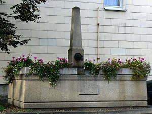 Brunnentrog und Brunnensäule aus Granit