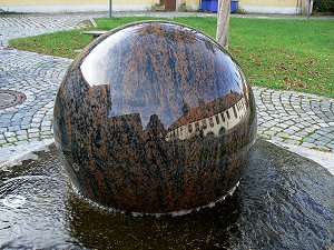 Brunnen mit Steinkugel aus rotem Granit