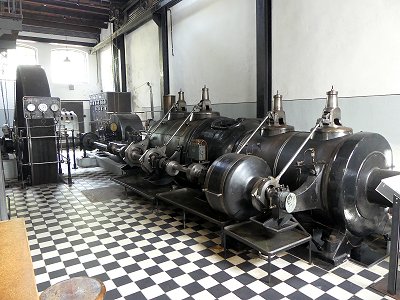 Historische Dampfmaschine aus dem Jahr 1915