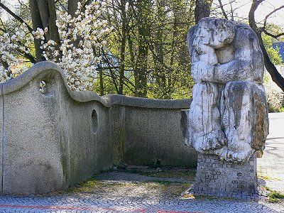 Der Sinnende aus Marmor von Wolfgang Stefan in Selb