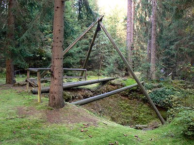 Ein provisorischer Dreibein-Kran im Wald