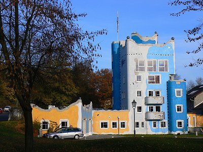 Büroturm im Stil von Friedensreich Hundertwasser