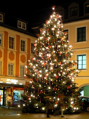 Porzellan am Weihnachtsbaum