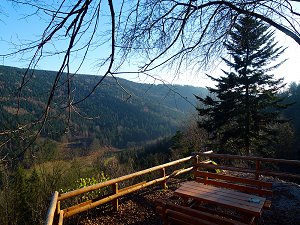 Rastplatz mit Sitzgruppe über dem Steinachtal