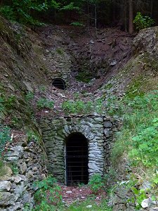 Historischer Bergwerksstollen im Löchleinstal