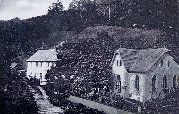 Ehemaliger Gasthof Löchleinstal, im Vordergrund der heute abgerissene Tanzsaal