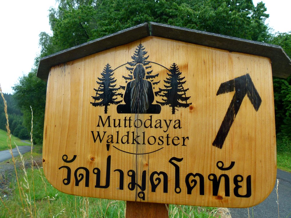 Wegweiser zum Muttodaya Waldkloster